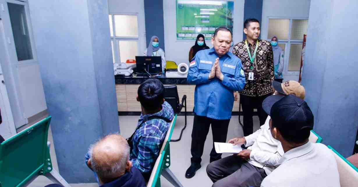 Pj Bupati Muba, Sandi Fahlepi yang meninjau pelayanan medis di RSUD Bayung Lencir, Jumat (17/5/2024). Foto: Kominfo MUba.
