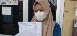 NI yang rugi Rp 31 Juta melapor ke polisi, Kamis (9/5/2024). Foto: Sumselheadline/Ela.