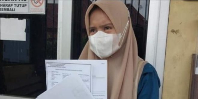 NI yang rugi Rp 31 Juta melapor ke polisi, Kamis (9/5/2024). Foto: Sumselheadline/Ela.
