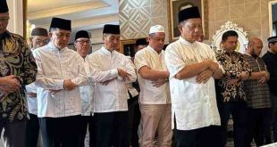 Bersama Mendagri Tito Karnavian, Pj Walikota Palembang Ratu Dewa sholat jenazah atas meninggalnya ibunda Tito, Minggu (26/5/2024). Foto: Kominfo Palembang.
