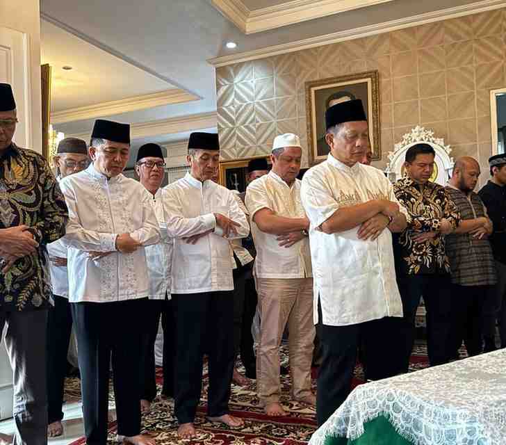 Bersama Mendagri Tito Karnavian, Pj Walikota Palembang Ratu Dewa sholat jenazah atas meninggalnya ibunda Tito, Minggu (26/5/2024). Foto: Kominfo Palembang.
