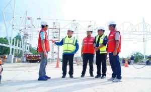 Pj Bupati Muba, Sandi Fahlepi didampingi pekerja meninjau progres pembangunan tol trase Bayunglencir-Tempino Jambi, Jumat (17/5/2024). Foto: Kominfo Muba.