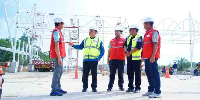 Pj Bupati Muba, Sandi Fahlepi didampingi pekerja meninjau progres pembangunan tol trase Bayunglencir-Tempino Jambi, Jumat (17/5/2024). Foto: Kominfo Muba.