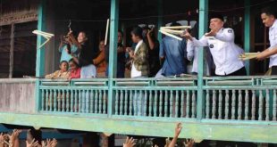 Pj Bupati Muba, Sandi Fahlepi ikut tradisis melempar dan berebut lemang di Desa Kertayu, Kecamatan Sungai Keruh, Muba, Rabu (8/5/2024). Foto: Kominfo Muba.