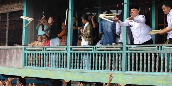 Pj Bupati Muba, Sandi Fahlepi ikut tradisis melempar dan berebut lemang di Desa Kertayu, Kecamatan Sungai Keruh, Muba, Rabu (8/5/2024). Foto: Kominfo Muba.