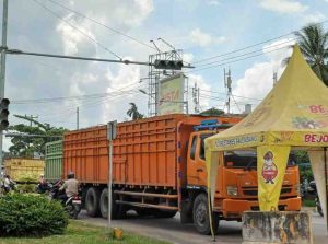 Truk bertonase berat saat diamankan di simpang empat Simpang Jalan Noerdin Pandji, Senin (20/5/2024). Foto: Sumselheadline/Pitria.