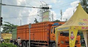 Truk bertonase berat saat diamankan di simpang empat Simpang Jalan Noerdin Pandji, Senin (20/5/2024). Foto: Sumselheadline/Pitria.