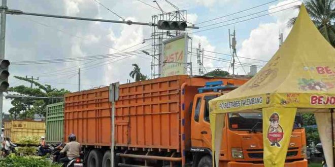 Truk bertonase berat saat diamankan di simpang empat Simpang Jalan Noerdin Pandji, Senin (20/5/2024). Foto: Sumselheadline/Pitria.