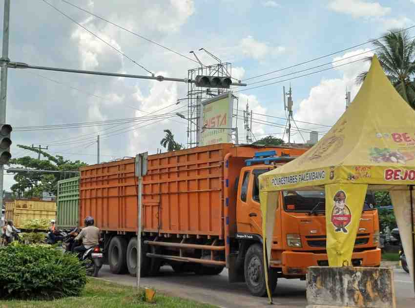 Truk bertonase berat saat diamankan di simpang empat Simpang Jalan Noerdin Pandji, Senin (20/5/2024). Foto: Sumselheadline/Pitria.