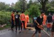 Tim BPBD Muba yang sigap membersihkan pohon tumbang melintang di jalan, Minggu (19/5/2024). Foto: Dok Tim BPBD Muba.