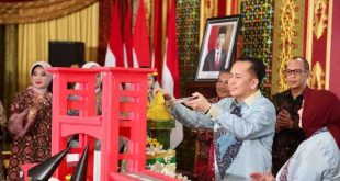 Pj Gubernur Sumsel, Agus Fatoni memotong tumpeng dalam acara malam tasyakuran peringatan Hari Jadi Provinsi Sumatera Selatan (Sumsel) ke-78 Tahun di Griya Agung, Palembang, Sumatera Selatan, Minggu (19/5/2024). Foto: Humas Pemprov Sumsel.