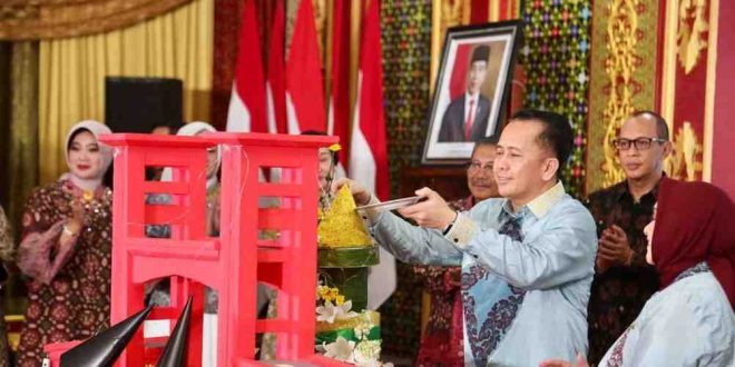 Pj Gubernur Sumsel, Agus Fatoni memotong tumpeng dalam acara malam tasyakuran peringatan Hari Jadi Provinsi Sumatera Selatan (Sumsel) ke-78 Tahun di Griya Agung, Palembang, Sumatera Selatan, Minggu (19/5/2024). Foto: Humas Pemprov Sumsel.
