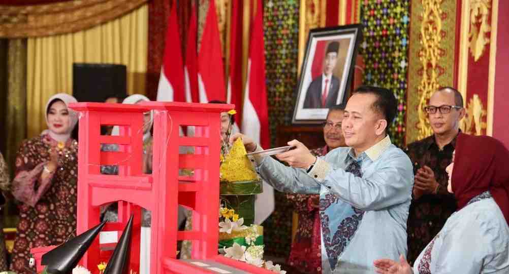 Pj Gubernur Sumsel, Agus Fatoni memotong tumpeng dalam acara malam tasyakuran peringatan Hari Jadi Provinsi Sumatera Selatan (Sumsel) ke-78 Tahun di Griya Agung, Palembang, Sumatera Selatan, Minggu (19/5/2024). Foto: Humas Pemprov Sumsel.