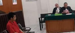Feldi, penjaga gudang BBM ilegal di Banyuasin, dituntut 21 bulan penjara, Rabu (15/5/2024). Foto: Sumselheadline/Ela.
