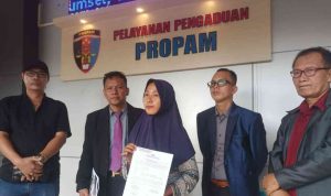 Didampingi kuasa hukumnya, Wasyuni melapor ke Propam Polda Sumsel, atas penganiayaan onum anggota polisi terhadap suaminya, Rabu (29/5/2024). Foto: Sumselheadline/Ela.