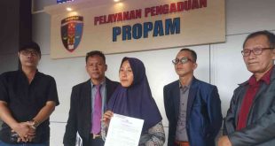 Didampingi kuasa hukumnya, Wasyuni melapor ke Propam Polda Sumsel, atas penganiayaan onum anggota polisi terhadap suaminya, Rabu (29/5/2024). Foto: Sumselheadline/Ela.