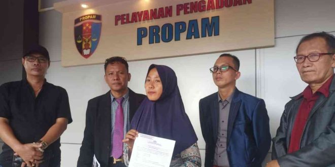 Didampingi kuasa hukumnya, Wasyuni melapor ke Propam Polda Sumsel, atas penganiayaan onum anggota polisi terhadap suaminya, Rabu (29/5/2024). Foto: Sumselheadline/Ela.