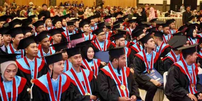 Para wisudawan alumni UBD Palembang, Selasa (14/5/2024). Foto: Humas Pemprov Sumsel.