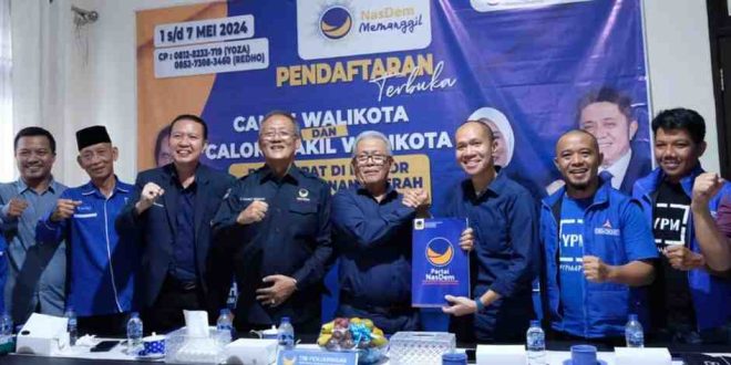 Yudha Pratomo Mahyudin mengembalikan formulir Bacawako Palembanag di Partai NasDem, Selasa (7/5/2024). Foto: Sumselheadline/Fer.