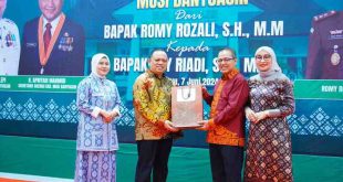 Pj Musi Banyuasin H.Sandi Fahlepi didampingi istri Hj Triana Minarni menggelar acara pisah sambut Kepala Kejaksaan Negeri (Kajari) Muba di Pendopoan, Sekayu, Jumat (7/6/2024) malam. Foto: Kominfo Muba.