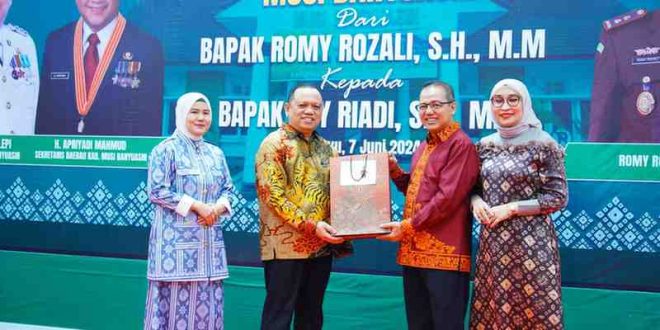 Pj Musi Banyuasin H.Sandi Fahlepi didampingi istri Hj Triana Minarni menggelar acara pisah sambut Kepala Kejaksaan Negeri (Kajari) Muba di Pendopoan, Sekayu, Jumat (7/6/2024) malam. Foto: Kominfo Muba.