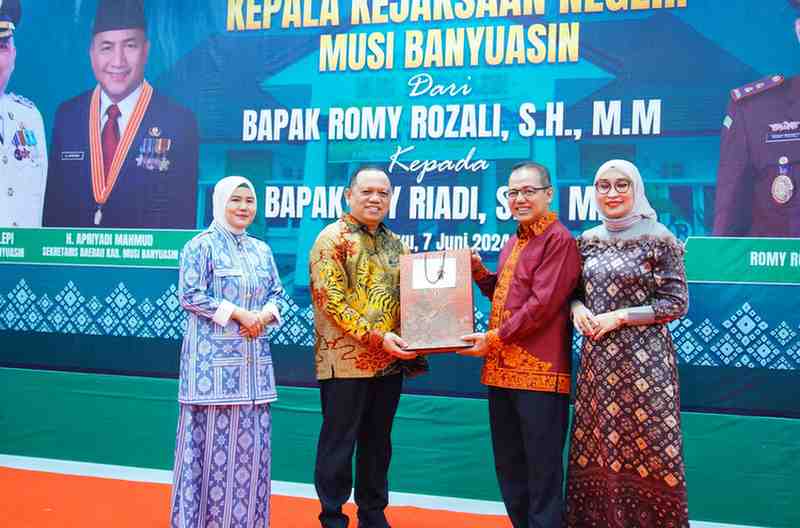 Pj Musi Banyuasin H.Sandi Fahlepi didampingi istri Hj Triana Minarni menggelar acara pisah sambut Kepala Kejaksaan Negeri (Kajari) Muba di Pendopoan, Sekayu, Jumat (7/6/2024) malam. Foto: Kominfo Muba.