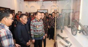 Pj Gubernur Sumsel, Agus Fatoni bersama sejumlah pengurus PWI Sumsel melihat koleksi benda bersejarah di Museum SMB II Palembang, Sabtu (1/6/2024). Foto: Humas Pemprov Sumsel.