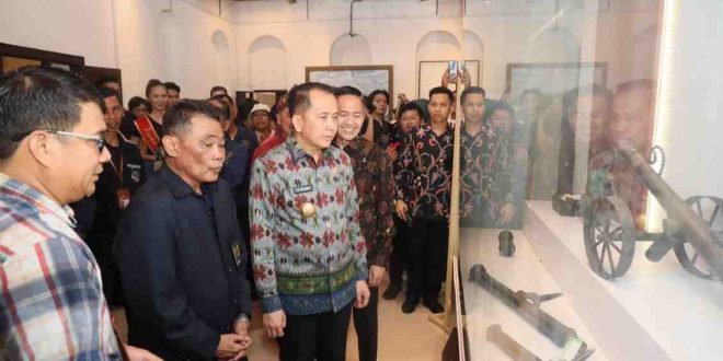 Pj Gubernur Sumsel, Agus Fatoni bersama sejumlah pengurus PWI Sumsel melihat koleksi benda bersejarah di Museum SMB II Palembang, Sabtu (1/6/2024). Foto: Humas Pemprov Sumsel.