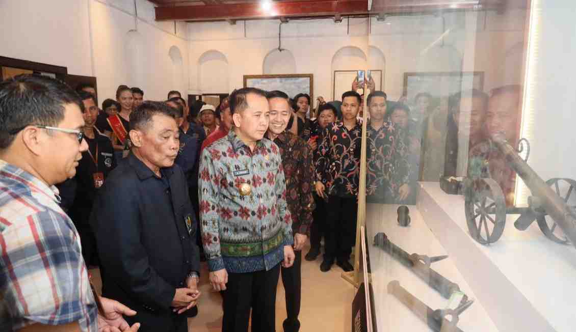 Pj Gubernur Sumsel, Agus Fatoni bersama sejumlah pengurus PWI Sumsel melihat koleksi benda bersejarah di Museum SMB II Palembang, Sabtu (1/6/2024). Foto: Humas Pemprov Sumsel.