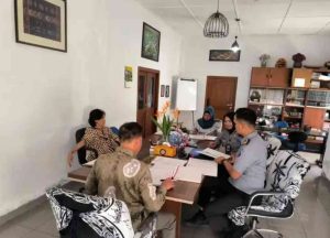 Tim Kemenkumham sedang melakukan kegiatan pengawasan dan pemeriksaan protokol notaris di kabupaten/kota di Sumsel. Foto: Dok Kemenkumham Sumsel.