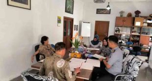 Tim Kemenkumham sedang melakukan kegiatan pengawasan dan pemeriksaan protokol notaris di kabupaten/kota di Sumsel. Foto: Dok Kemenkumham Sumsel.