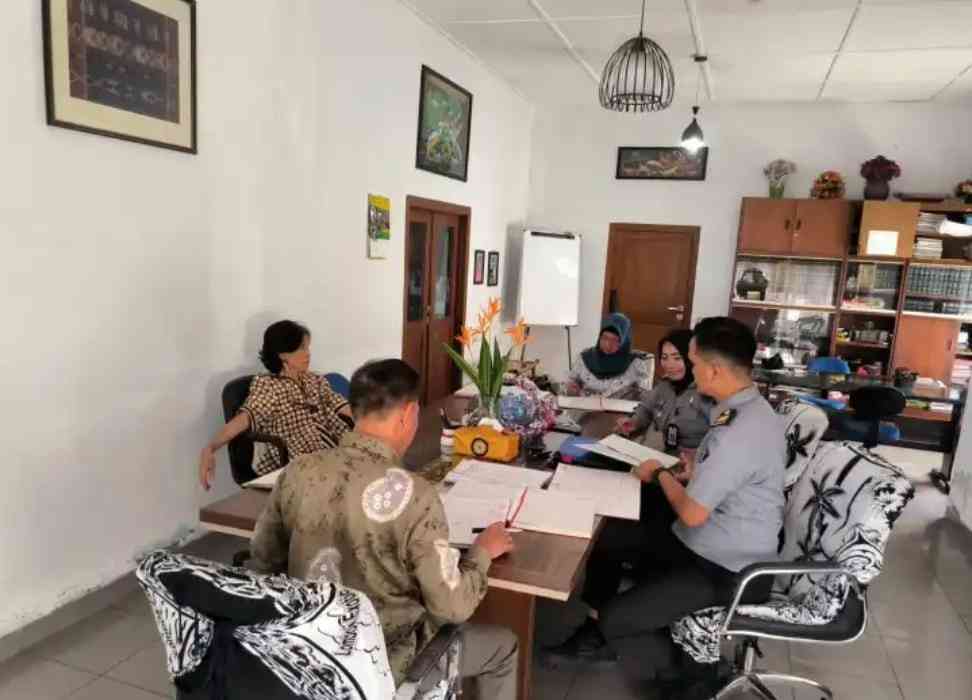 Tim Kemenkumham sedang melakukan kegiatan pengawasan dan pemeriksaan protokol notaris di kabupaten/kota di Sumsel. Foto: Dok Kemenkumham Sumsel.
