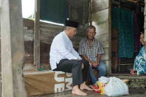 Sekda Muba, Apriyadi berkunjung ke rumah warga di Sekayu sekaligus membagikan daging kurban, Senin (17/6/2024). Foto: Sumselheadline/rya.