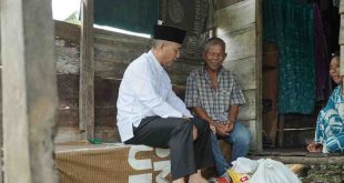 Sekda Muba, Apriyadi berkunjung ke rumah warga di Sekayu sekaligus membagikan daging kurban, Senin (17/6/2024). Foto: Sumselheadline/rya.