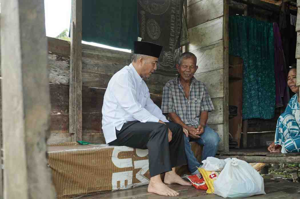Sekda Muba, Apriyadi berkunjung ke rumah warga di Sekayu sekaligus membagikan daging kurban, Senin (17/6/2024). Foto: Sumselheadline/rya.
