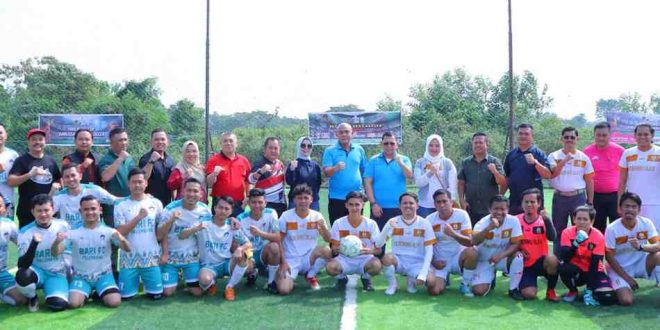 Pj Walikota Palembang, Ucok Abdulrauf bersama para pemain mini soccer di lapangan Jakabaring, Minggu (22/6/2024). Foto: Sumselheadline/pitria.