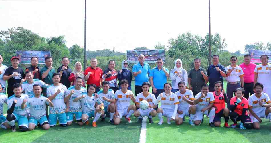 Pj Walikota Palembang, Ucok Abdulrauf bersama para pemain mini soccer di lapangan Jakabaring, Minggu (22/6/2024). Foto: Sumselheadline/pitria.