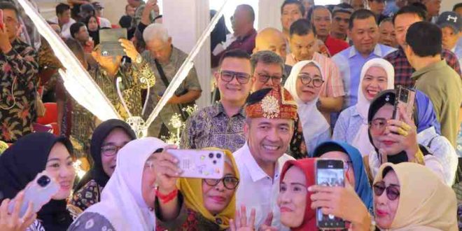 Pj Walikota Palembang, Ratu Dewa saat usai melantik para Ketua RT dan RW, Selasa (18/6/2024). Foto: Kominfo Palembang.
