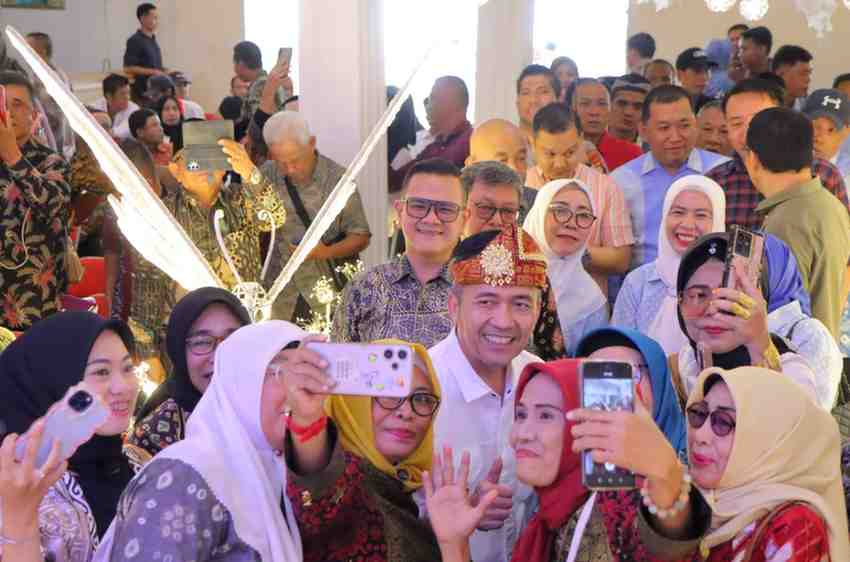 Pj Walikota Palembang, Ratu Dewa saat usai melantik para Ketua RT dan RW, Selasa (18/6/2024). Foto: Kominfo Palembang.