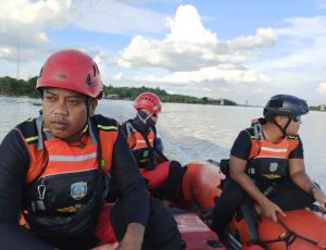 Tim Basarnas Sumsel mencari seorang nelayan yang tenggelam di Perairan Sungai Musi Tanjung Pasir, Kecamatan Rantau Bayur, Kabupaten Banyuasin, Selasa (4/6/2024). Foto: Dok Tim Basarnas Sumsel.