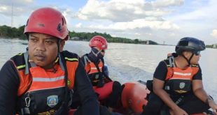 Tim Basarnas Sumsel mencari seorang nelayan yang tenggelam di Perairan Sungai Musi Tanjung Pasir, Kecamatan Rantau Bayur, Kabupaten Banyuasin, Selasa (4/6/2024). Foto: Dok Tim Basarnas Sumsel.