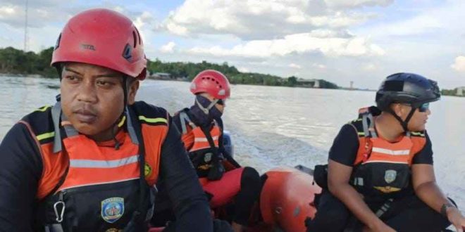 Tim Basarnas Sumsel mencari seorang nelayan yang tenggelam di Perairan Sungai Musi Tanjung Pasir, Kecamatan Rantau Bayur, Kabupaten Banyuasin, Selasa (4/6/2024). Foto: Dok Tim Basarnas Sumsel.