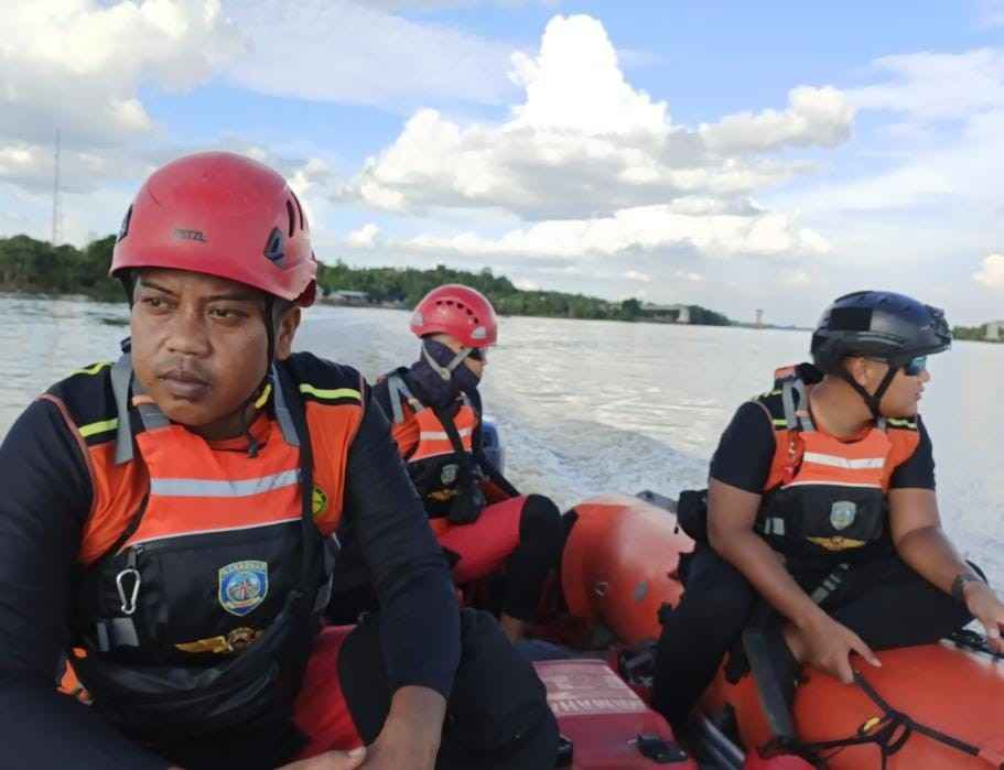 Tim Basarnas Sumsel mencari seorang nelayan yang tenggelam di Perairan Sungai Musi Tanjung Pasir, Kecamatan Rantau Bayur, Kabupaten Banyuasin, Selasa (4/6/2024). Foto: Dok Tim Basarnas Sumsel.