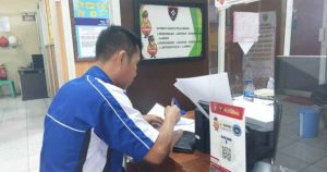 Ali yang tertipu membeli sofa bekas lewat facebook, Rabu (19/6/2024). Foto: Sumselheadline/Ela.