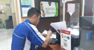 Ali yang tertipu membeli sofa bekas lewat facebook, Rabu (19/6/2024). Foto: Sumselheadline/Ela.