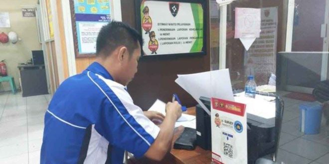 Ali yang tertipu membeli sofa bekas lewat facebook, Rabu (19/6/2024). Foto: Sumselheadline/Ela.