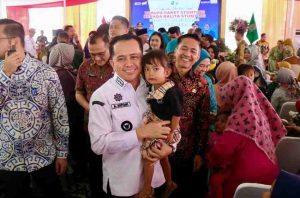 Pj Gubernur Sumsel, Agus Fatoni saat acara Pergerakan Bantuan Sosial, Paket Stunting Bagi Balita di Griya Agung. Foto: Humas Pemprov Sumsel.