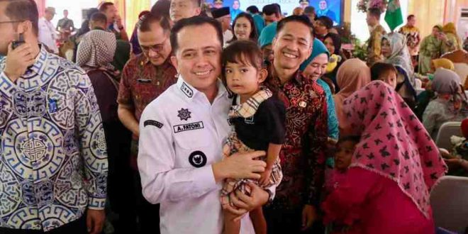 Pj Gubernur Sumsel, Agus Fatoni saat acara Pergerakan Bantuan Sosial, Paket Stunting Bagi Balita di Griya Agung. Foto: Humas Pemprov Sumsel.