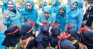 Pj Ketua TP PKK Hj Triana Sandi bersama anggotanya, pada kegiatan pembinaan pola asuh anak di Babat Supat, Kamis (13/6/2024). Foto: Kominfo Muba.