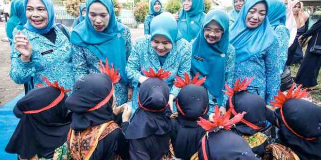 Pj Ketua TP PKK Hj Triana Sandi bersama anggotanya, pada kegiatan pembinaan pola asuh anak di Babat Supat, Kamis (13/6/2024). Foto: Kominfo Muba.